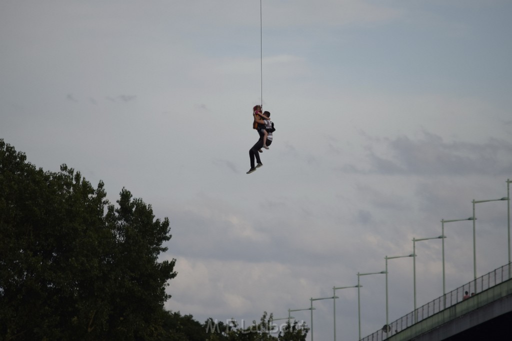 Koelner Seilbahn Gondel blieb haengen Koeln Linksrheinisch P663.JPG - Miklos Laubert